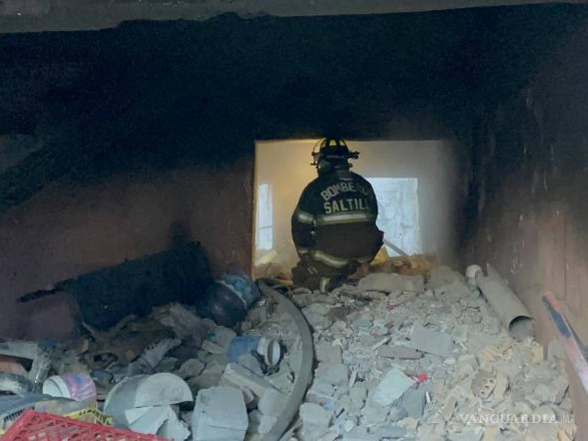 $!Bomberos trabajaron arduamente para contener el incendio y prevenir que se extienda a otras áreas de la vivienda.