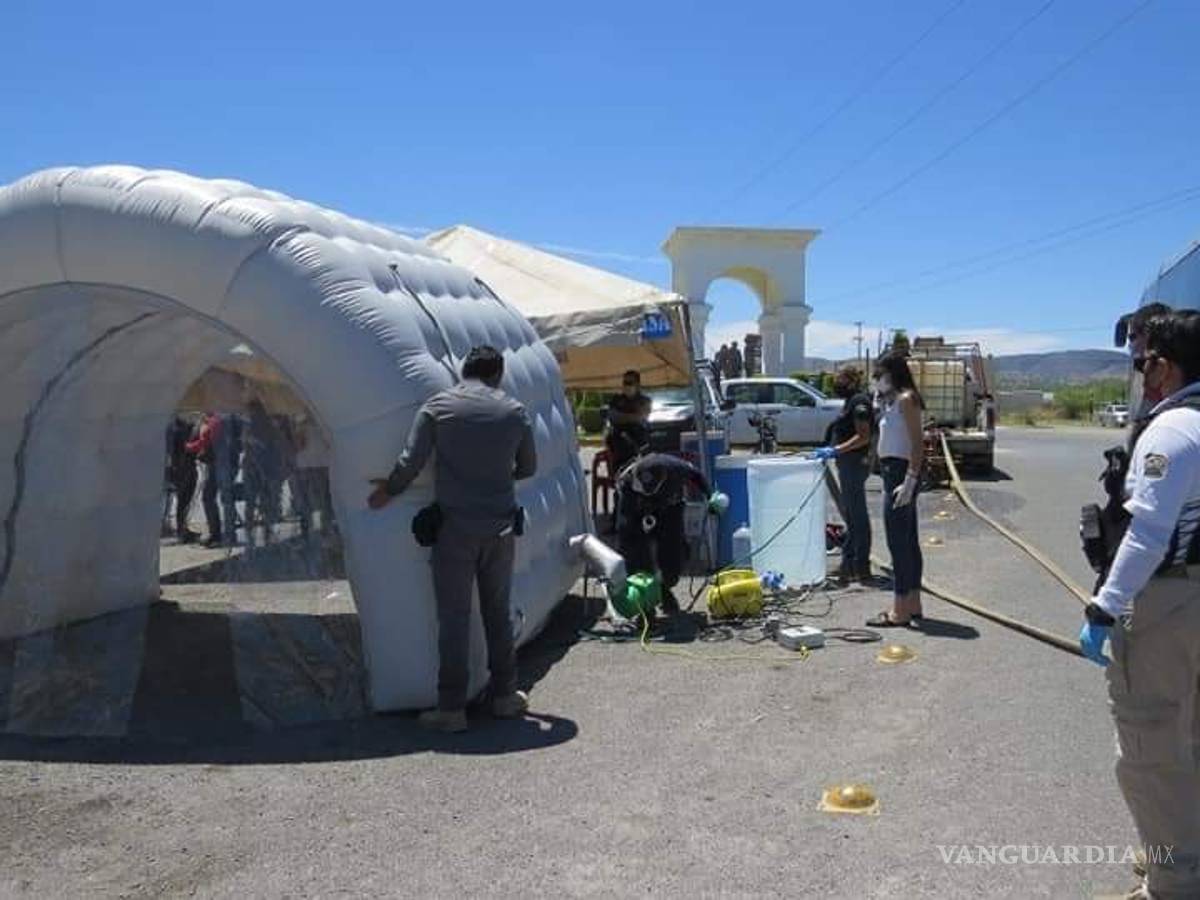 $!Instalan en Parras túneles sanitizantes para prevención de COVID-19