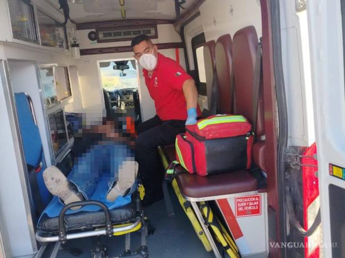 $!El conductor fue valorado por paramédicos, pero huyó del lugar acompañado de su madre.