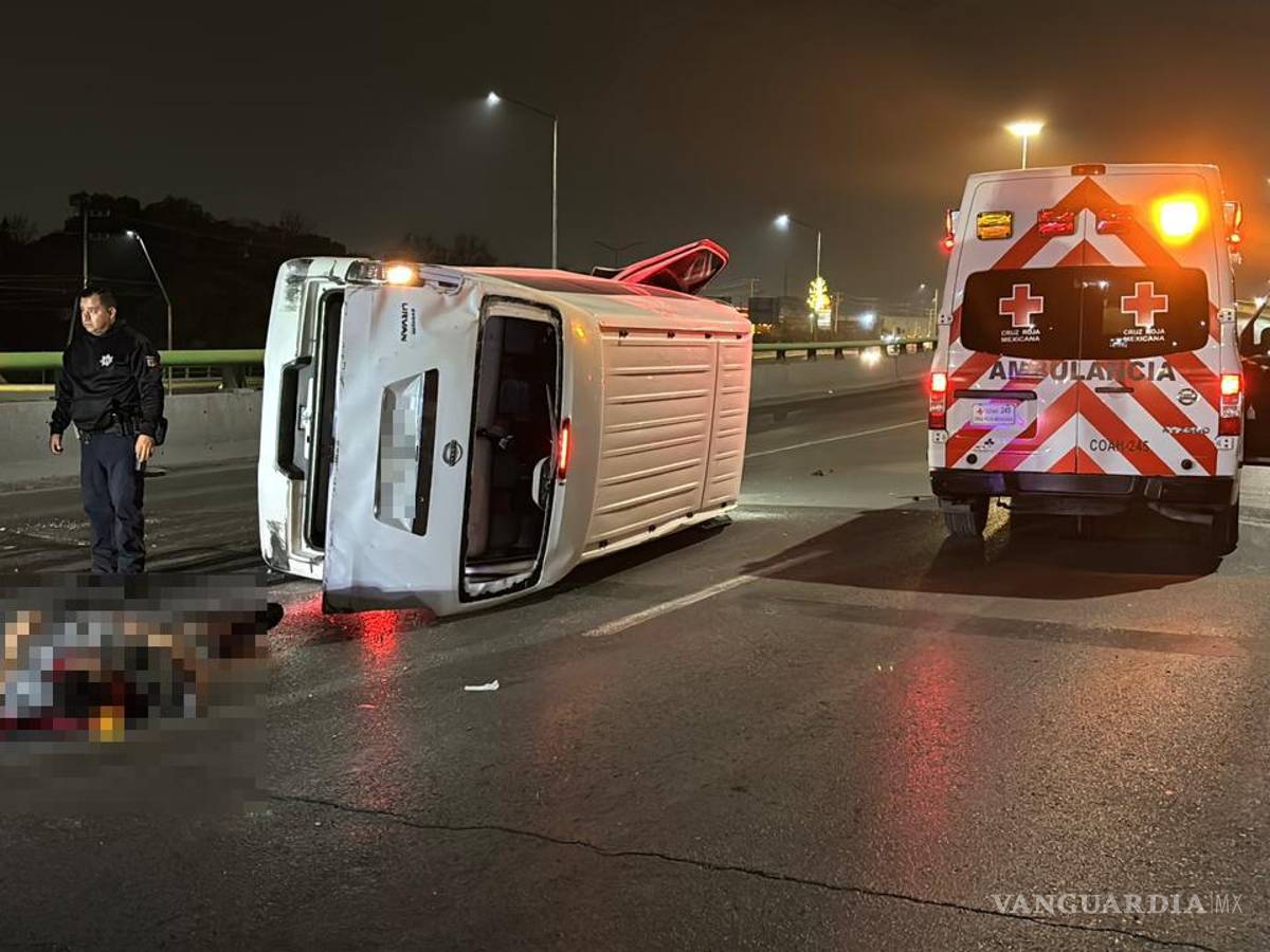 $!Elementos policiacos auxiliaron al conductor lesionado luego de la volcadura.