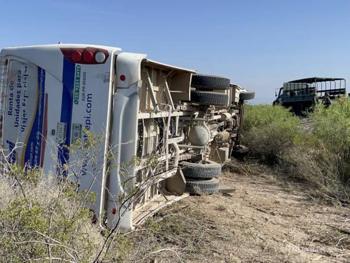 $!El camión quedó volcado sobre su costado izquierdo.
