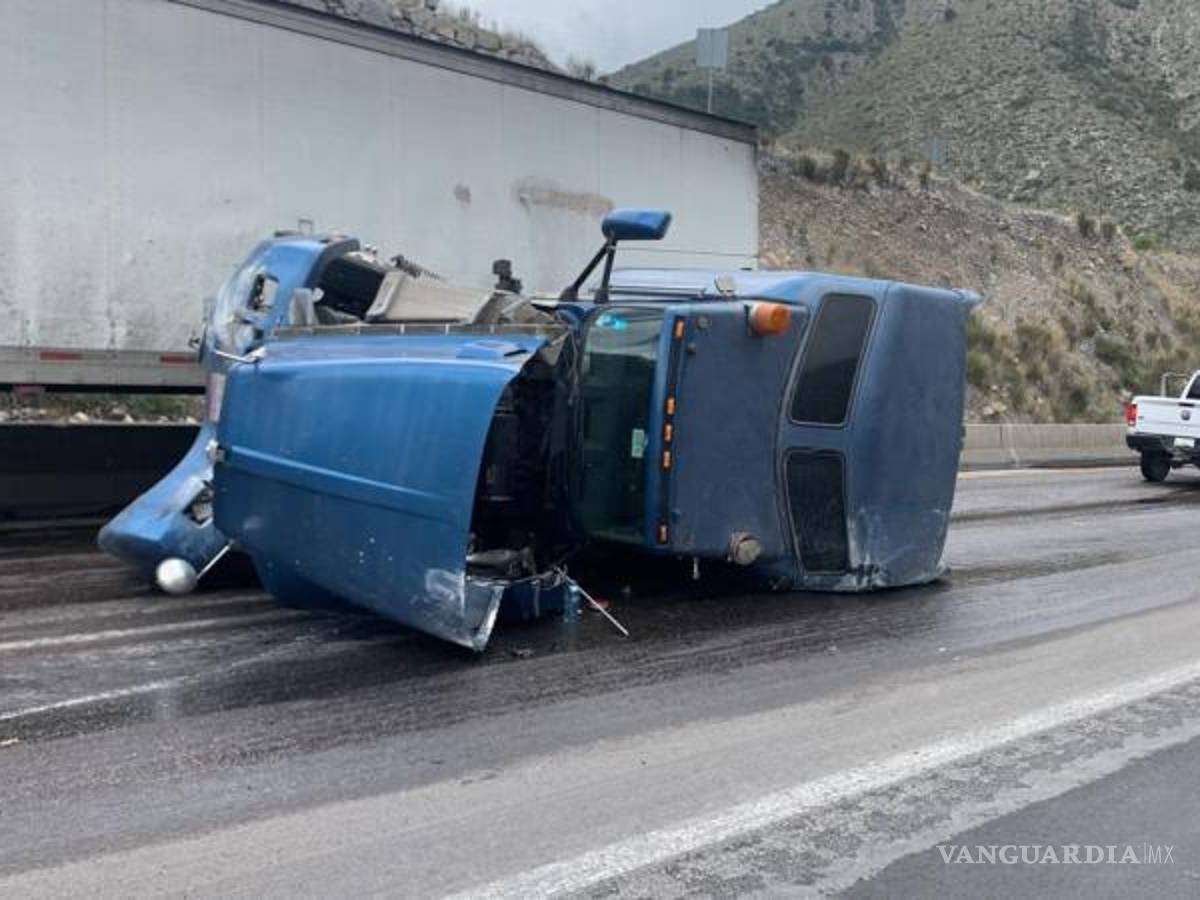 $!Afortunadamente, el conductor del tráiler sale ileso luego del aparatoso accidente causado por las lluvias en la carretera federal 57.