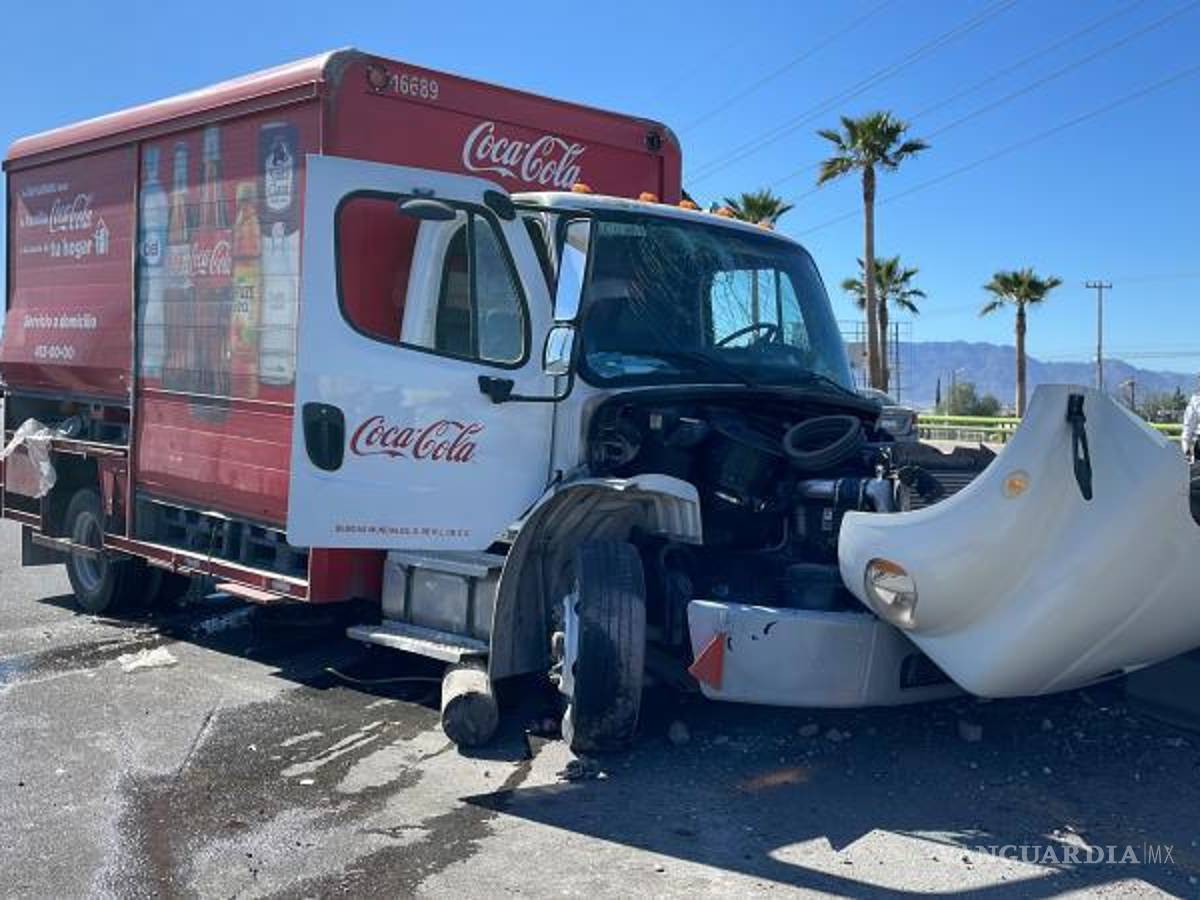 $!El camión repartidor de Coca-Cola, causó congestión de tráfico en el bulevar Fundadores, en Saltillo.