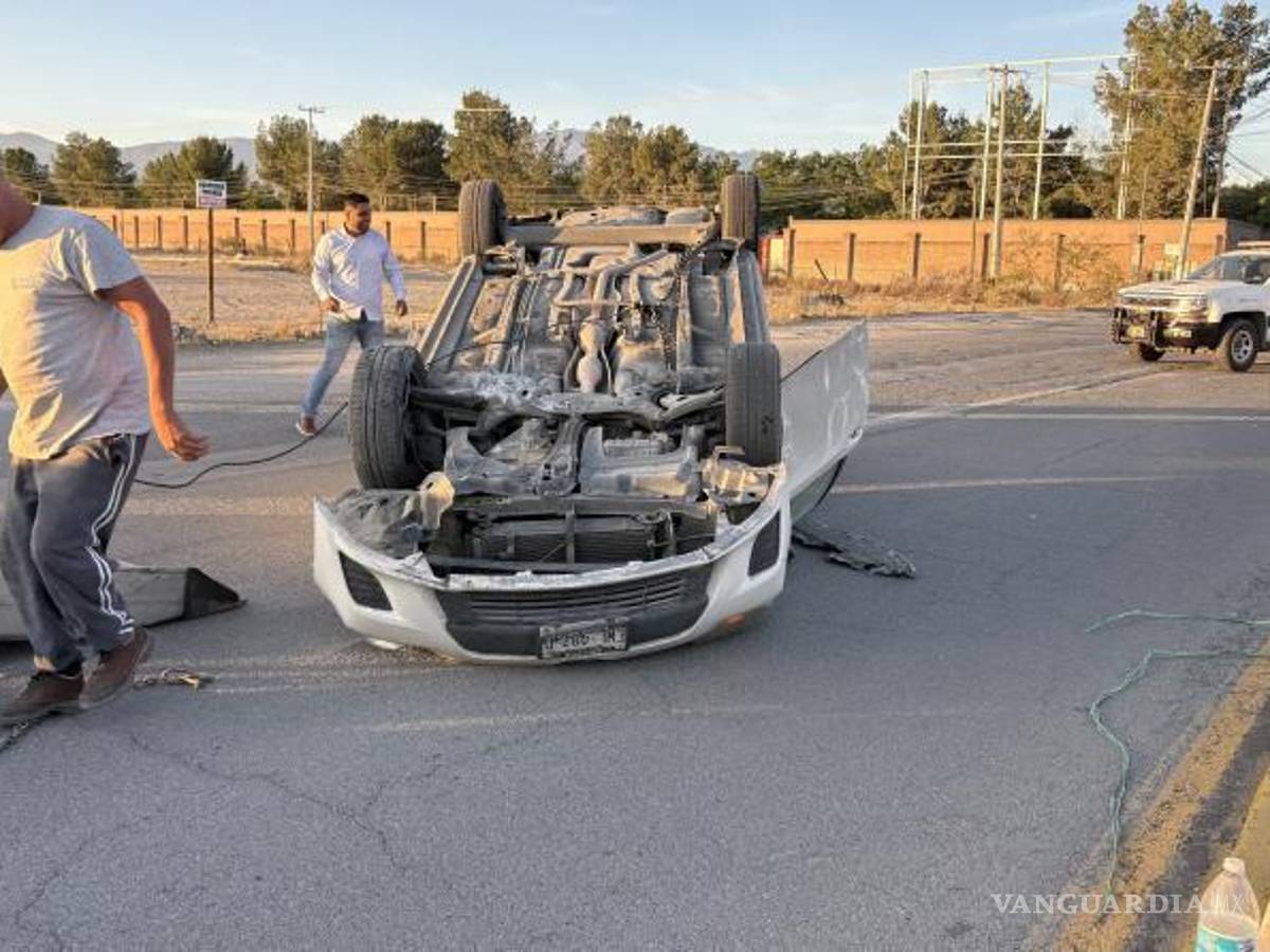 $!El vehículo terminó volcado con las llantas hacia arriba sobre el bulevar Eulalio Gutiérrez.