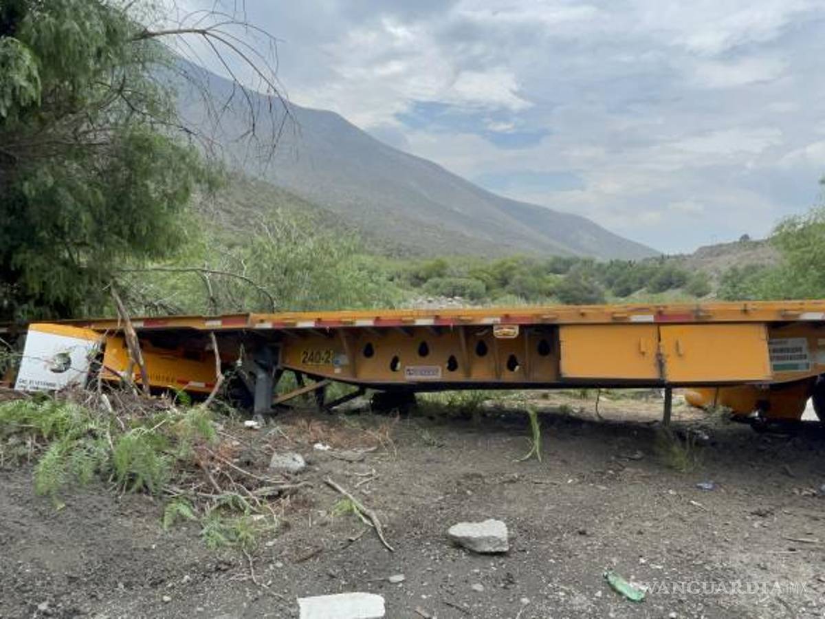 $!El tráiler arrastraba doble remolque; uno de ellos quedó a un lado de la carretera.
