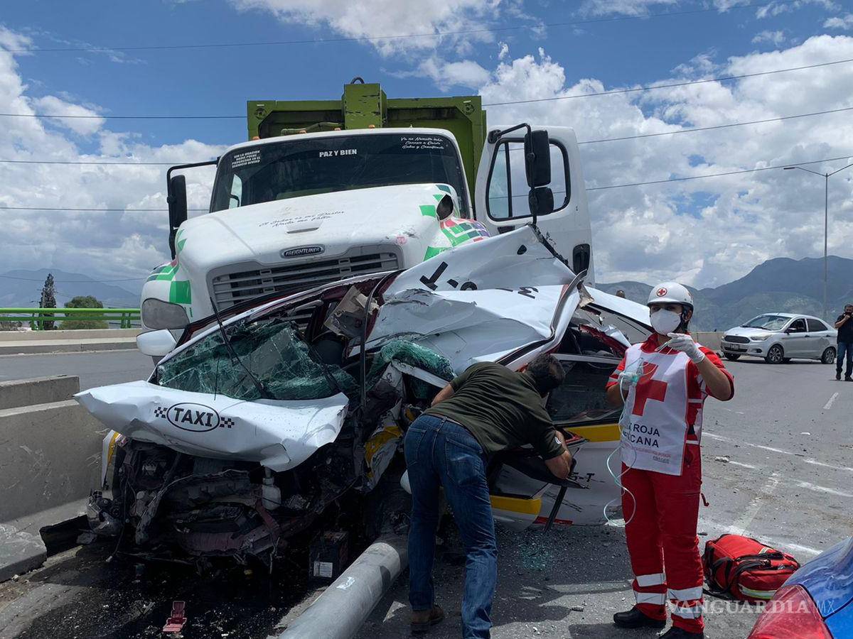 $!El hombre permaneció prensado por cerca de una hora, luego fue trasladado a nosocomio.