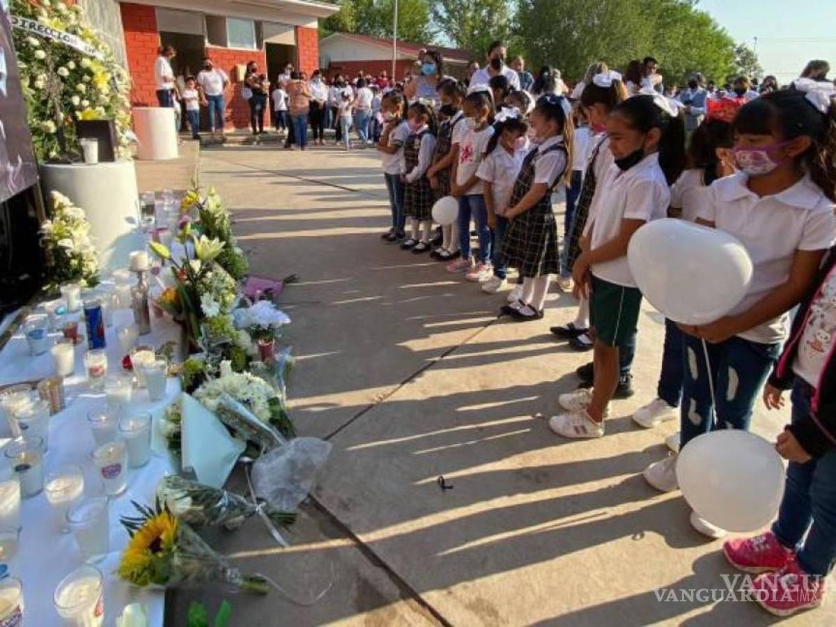$!Un altar fue colocado en el patio del plantel para recordar a la docente.