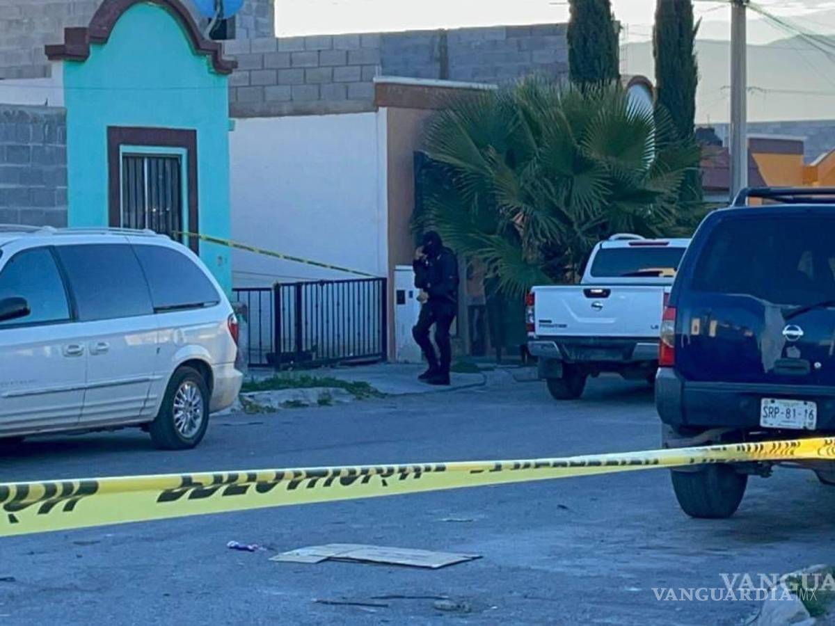 $!Investigadores forenses inspeccionaron la escena del crimen en busca de evidencia que aclarara los hechos.