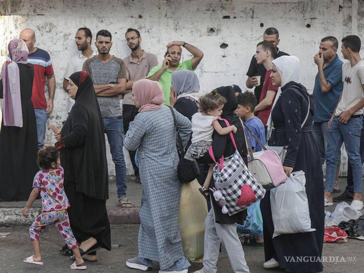 $!Miles de palestinos se desplazan por los bombardeos