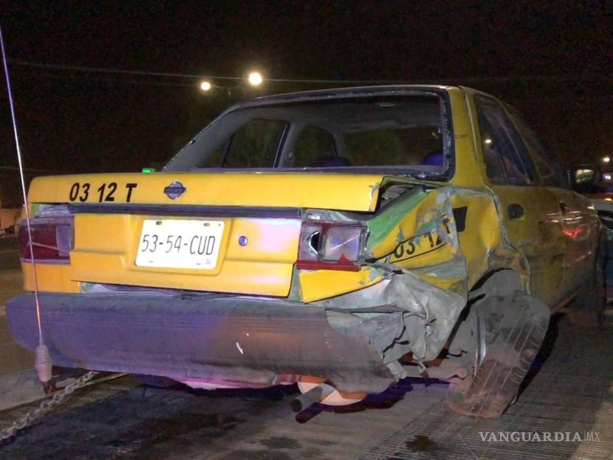 $!Chocan taxista y conductor en Saltillo, casi se agarran a golpes