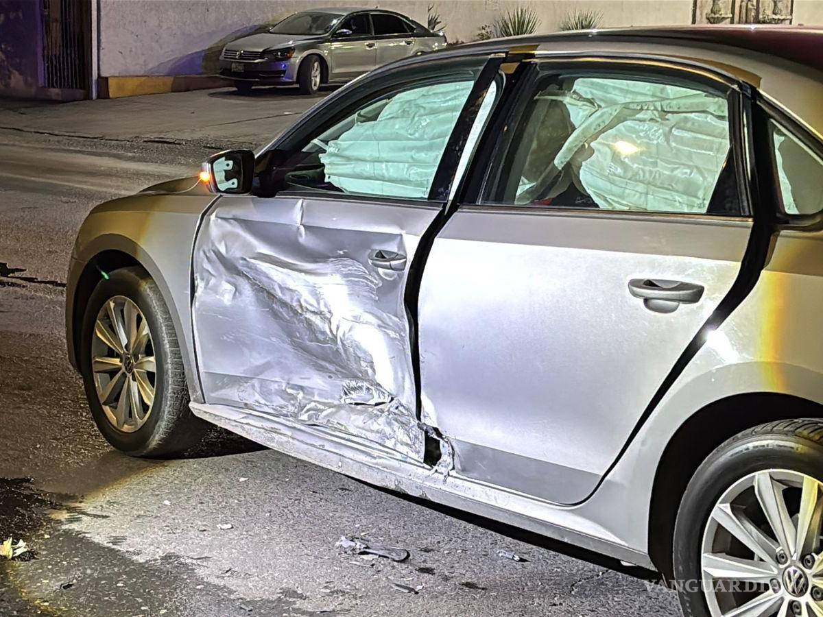 $!El vehículo Volkswagen presentó afectaciones en el costado izquierdo tras el choque registrado en el Centro de la ciudad.