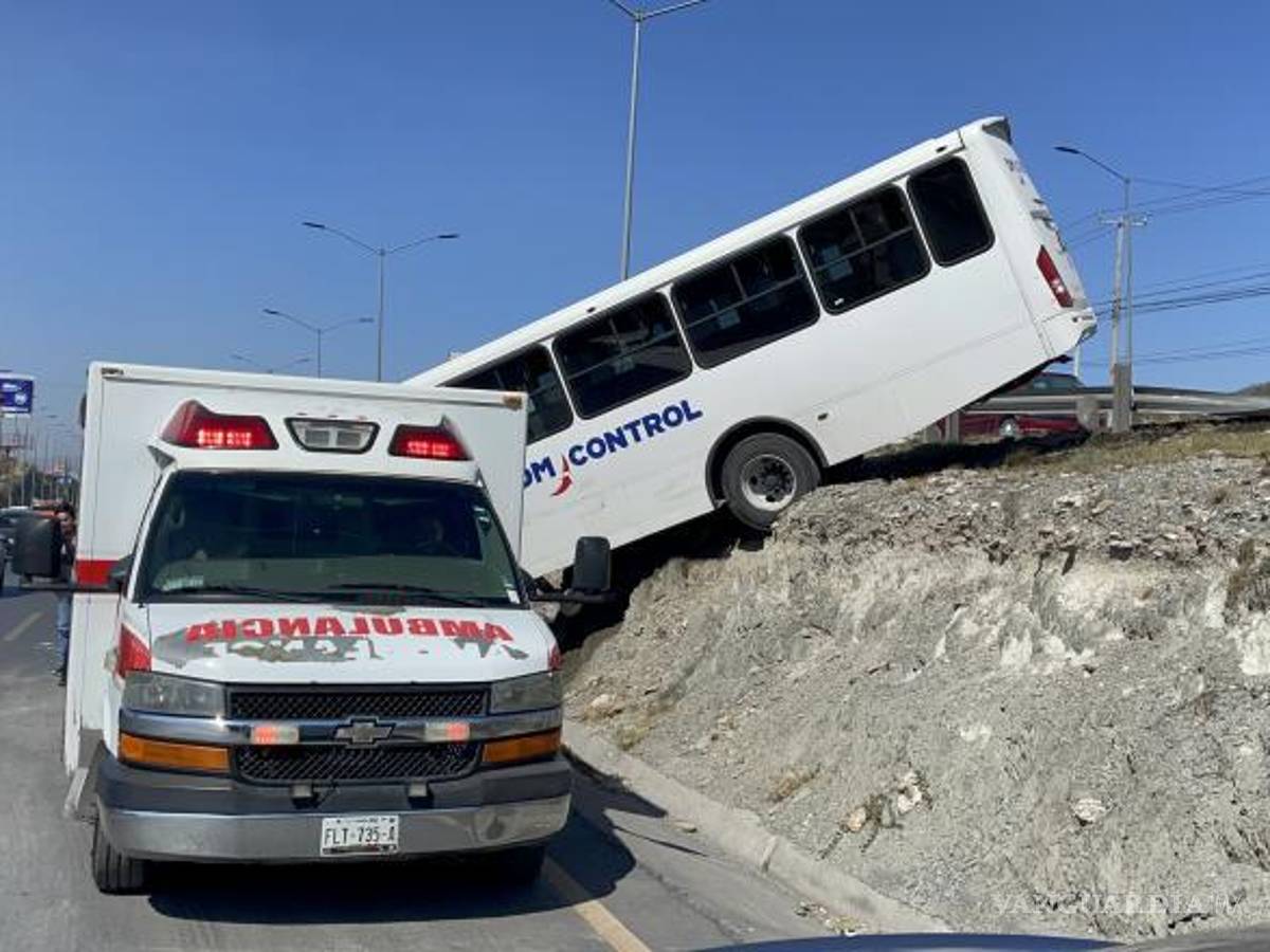 $!El conductor fue valorado por paramédicos de la Cruz Roja.