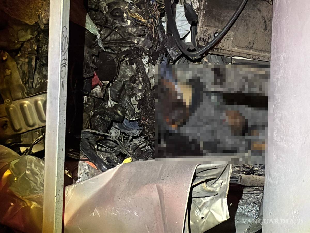 $!Personal de Bomberos utilizó equipo hidráulico para liberar uno de los cuerpos prensados.