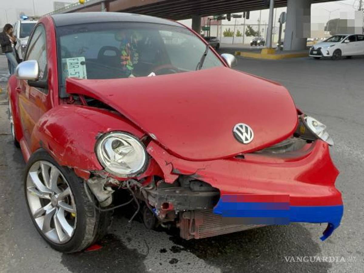 $!El conductor del Beetle, reconoció haber quitado el derecho de paso al taxista.