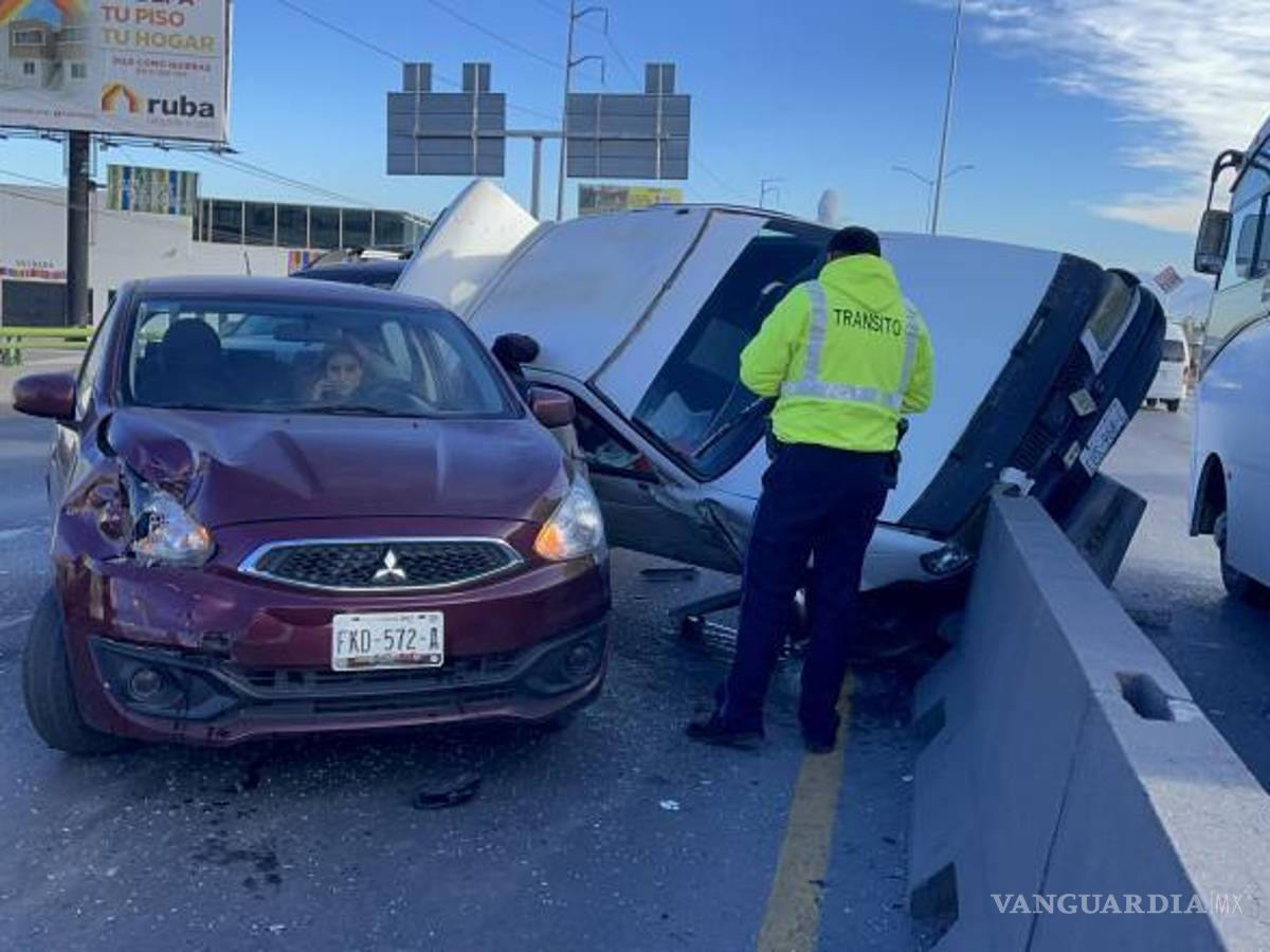 $!Grúas trabajaron en la retirada de los autos involucrados en el accidente para despejar la vía y restablecer el tráfico.