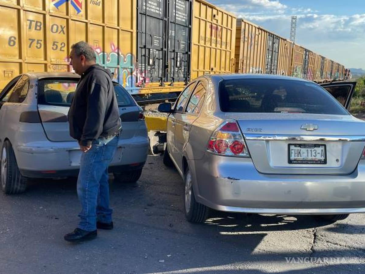 $!El Seat Ibiza con placas de circulación FHD 776 A fue empujado por la locomotora, arrastrándolo unos metros para después proyectarlo contra un Chevrolet Aveo.