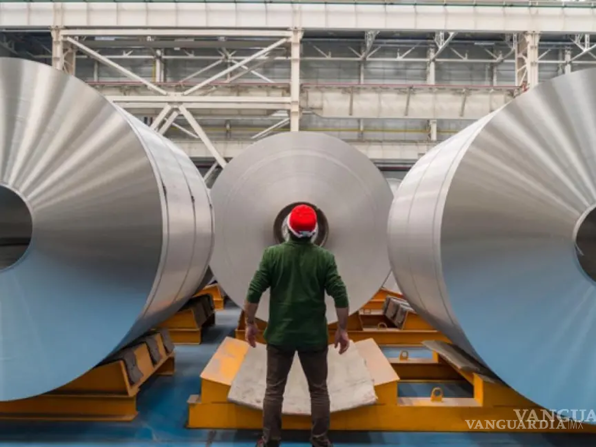 $!El presidente Donald Trump oficializó ayer la aplicación de aranceles de 25 por ciento a las importaciones acereras y de aluminio.