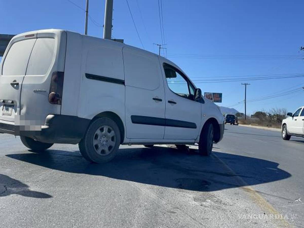 $!La camioneta quedó atorada en el paso a desnivel de Nazario Ortiz Garza, provocando una breve interrupción en la circulación.