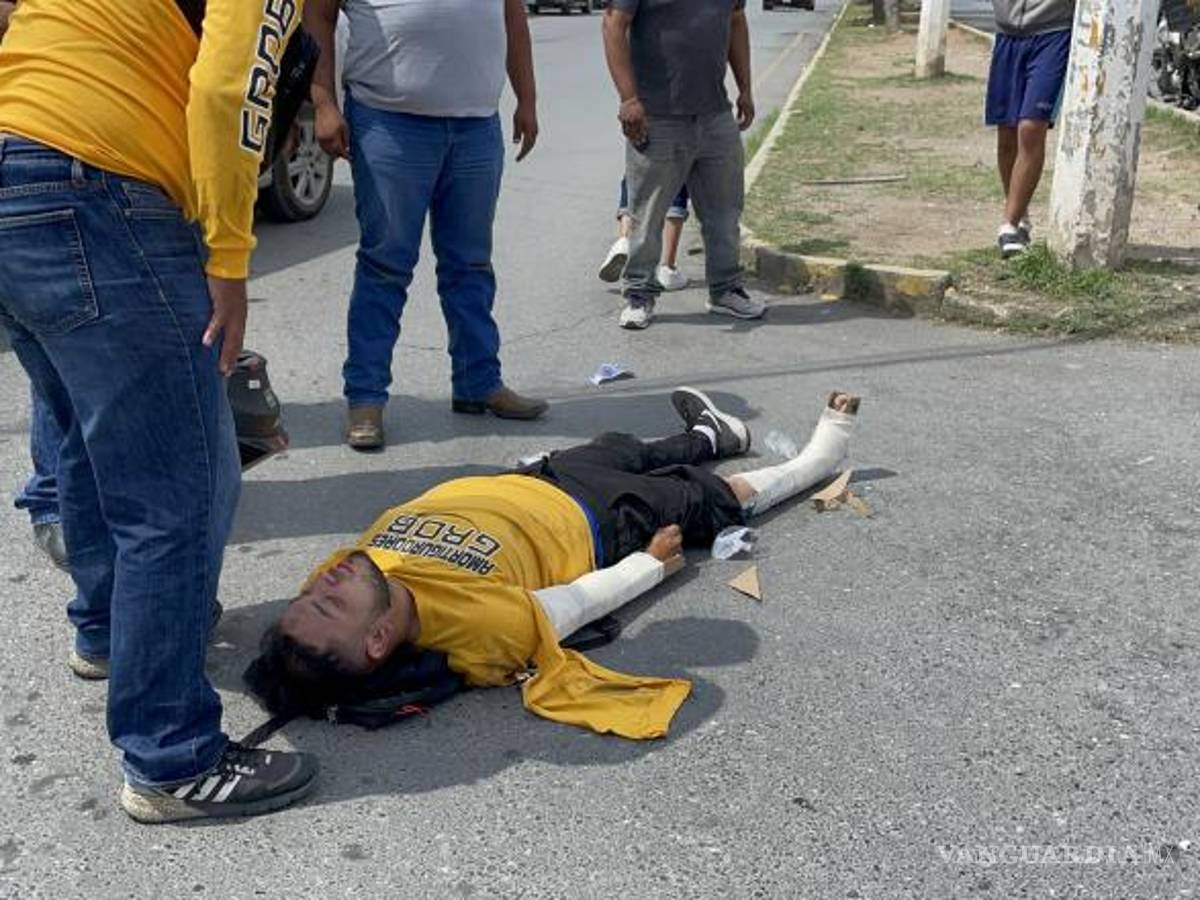 $!Sergio intentó esquivarlo pero no logró hacerlo, chocando y cayendo al piso con todo y su motocicleta Honda con placas 89AMW6.