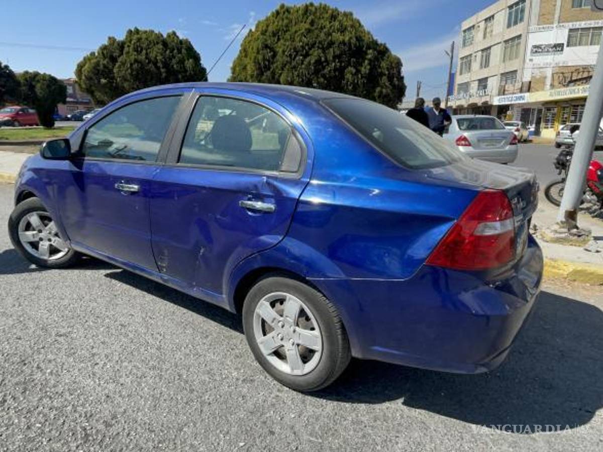 $!El conductor del vehículo se detuvo y llamó a su aseguradora para que se presentara el ajustador.