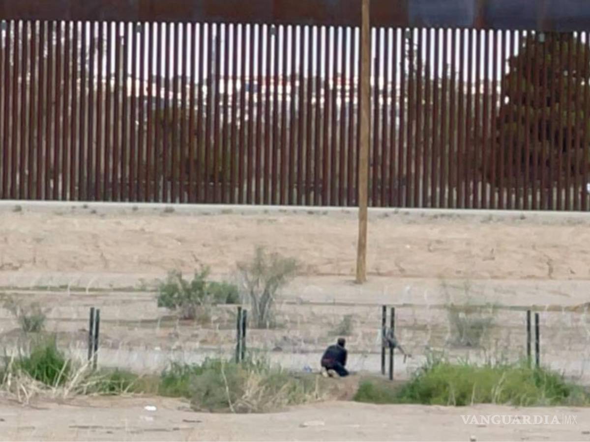 $!Migrantes cortando la malla ciclónica en el Río Bravo, en Ciudad Juárez.