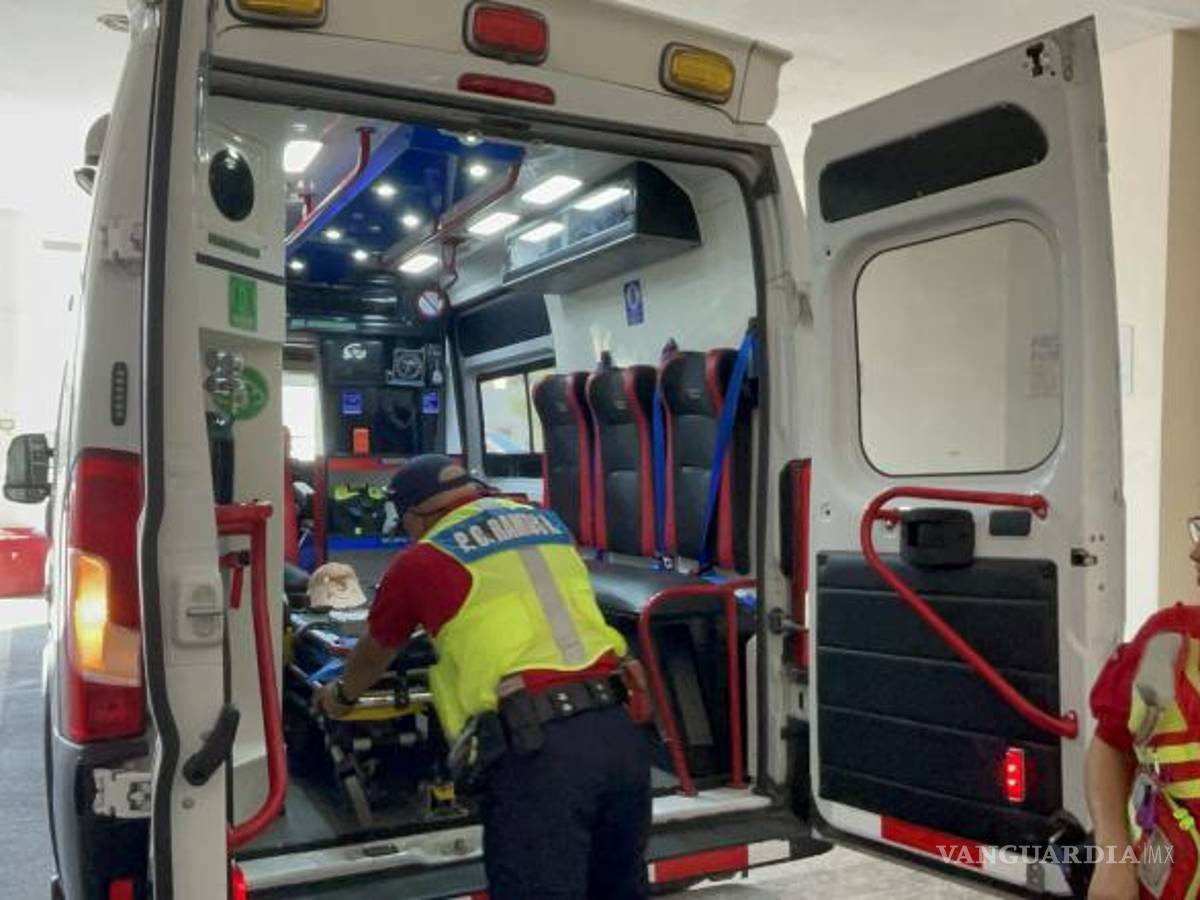 $!Paramédicos auxiliaron al afectado y lo trasladaron a un hospital de la localidad.