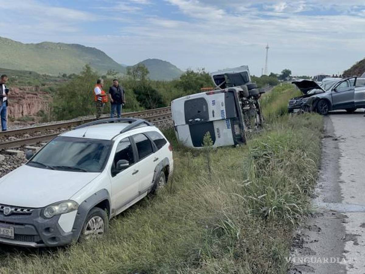 $!El automóvil Fiat quedo fuera de la carretera, fue acomodado ya que había quedado sobre sus neumáticos, tras intentar esquivar el accidente.