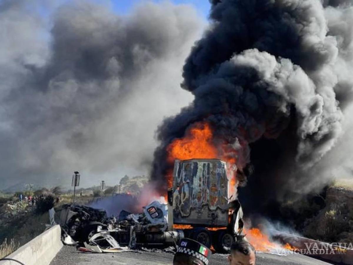 $!Testigos intentaron salvar al chofer, pero se vieron impedidos por la magnitud de las llamas.