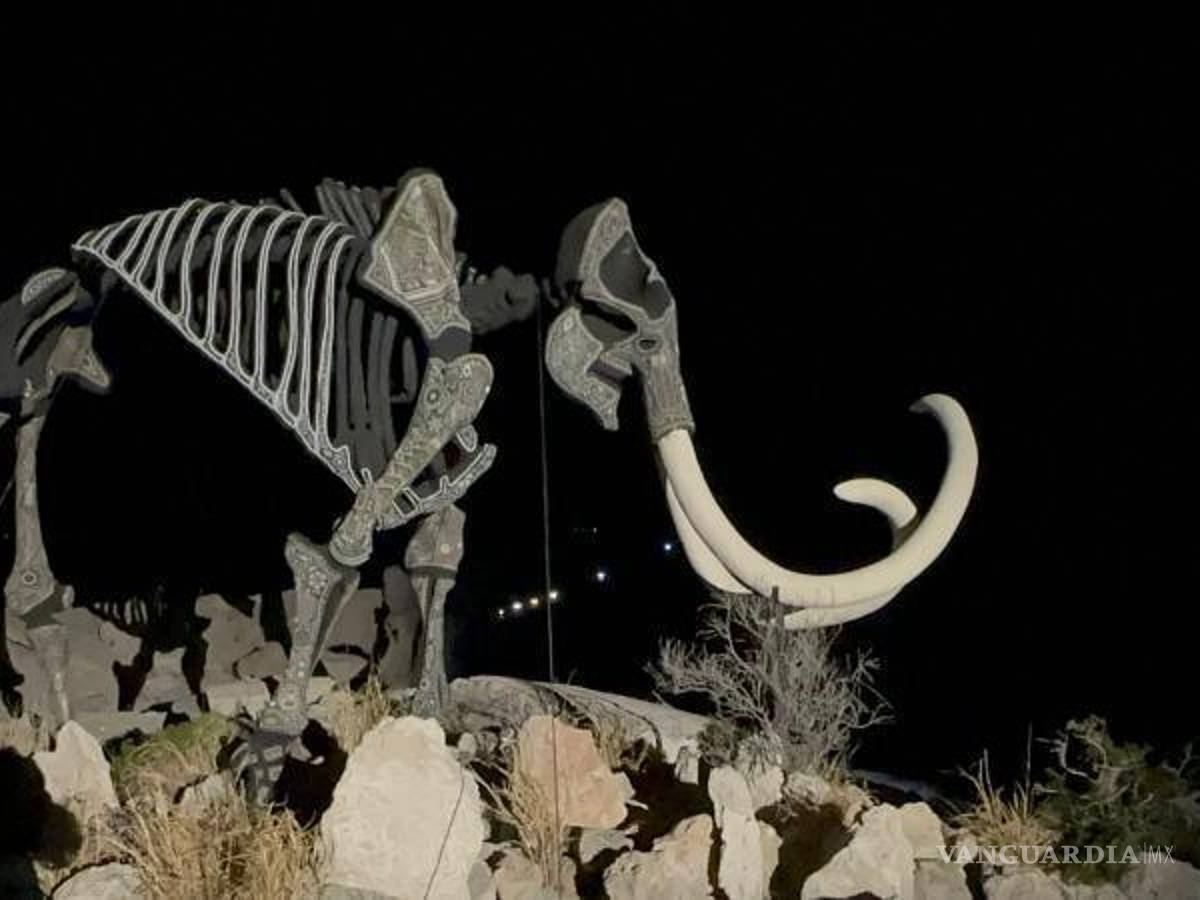 $!Los visitantes disfrutan de la imponente figura del Mamut Colombino, una de las principales atracciones del parque Mina de Mármol en Cuatro Ciénegas.