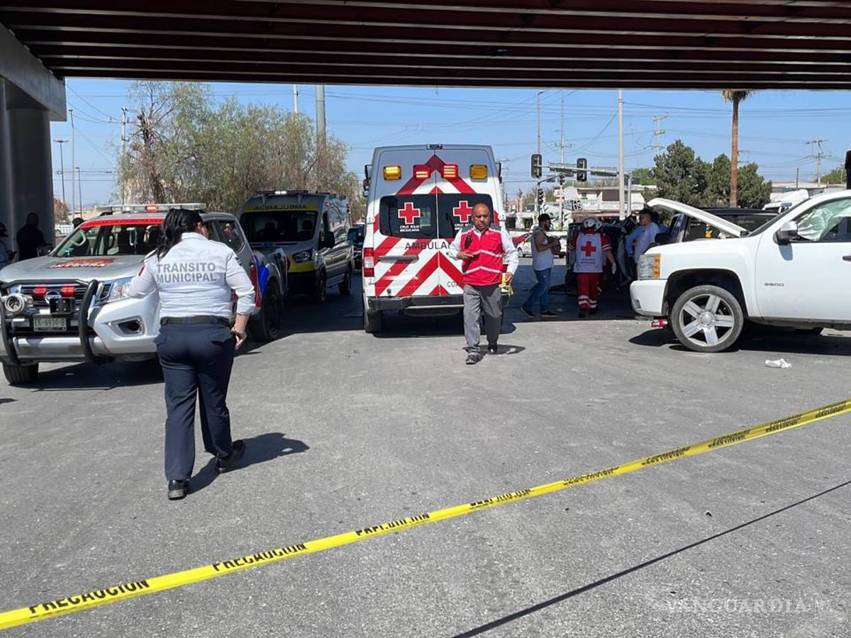 $!Al llegar al lugar, se confirmó el deceso de dos personas, una de ellas fue aparentemente atropellada y la otra es quien arrolló al peatón.