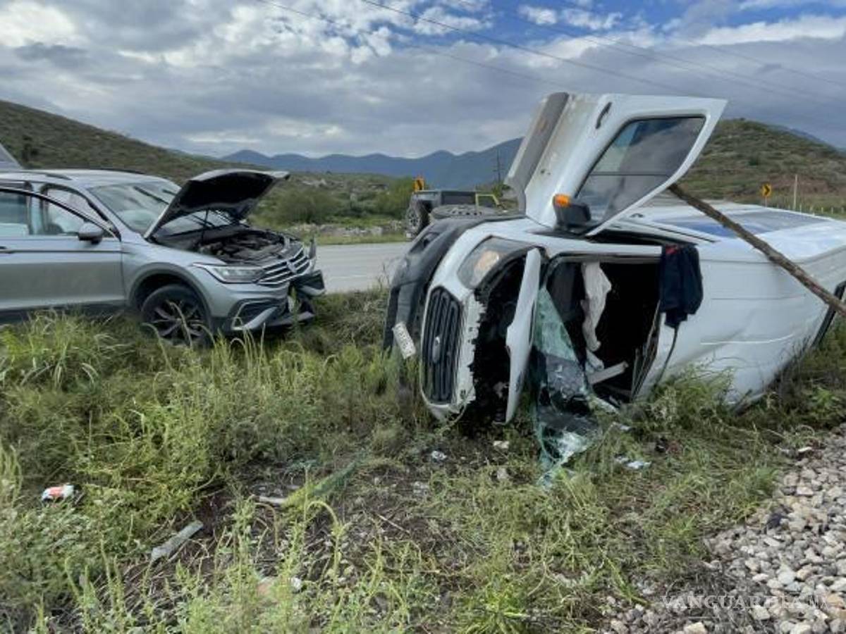 $!La camioneta Volkswagen Tiguan, al borde de caer, y el vagón Ford Transit volcado fuera de la carretera, mostrando ambos evidentes daños tras el choque.