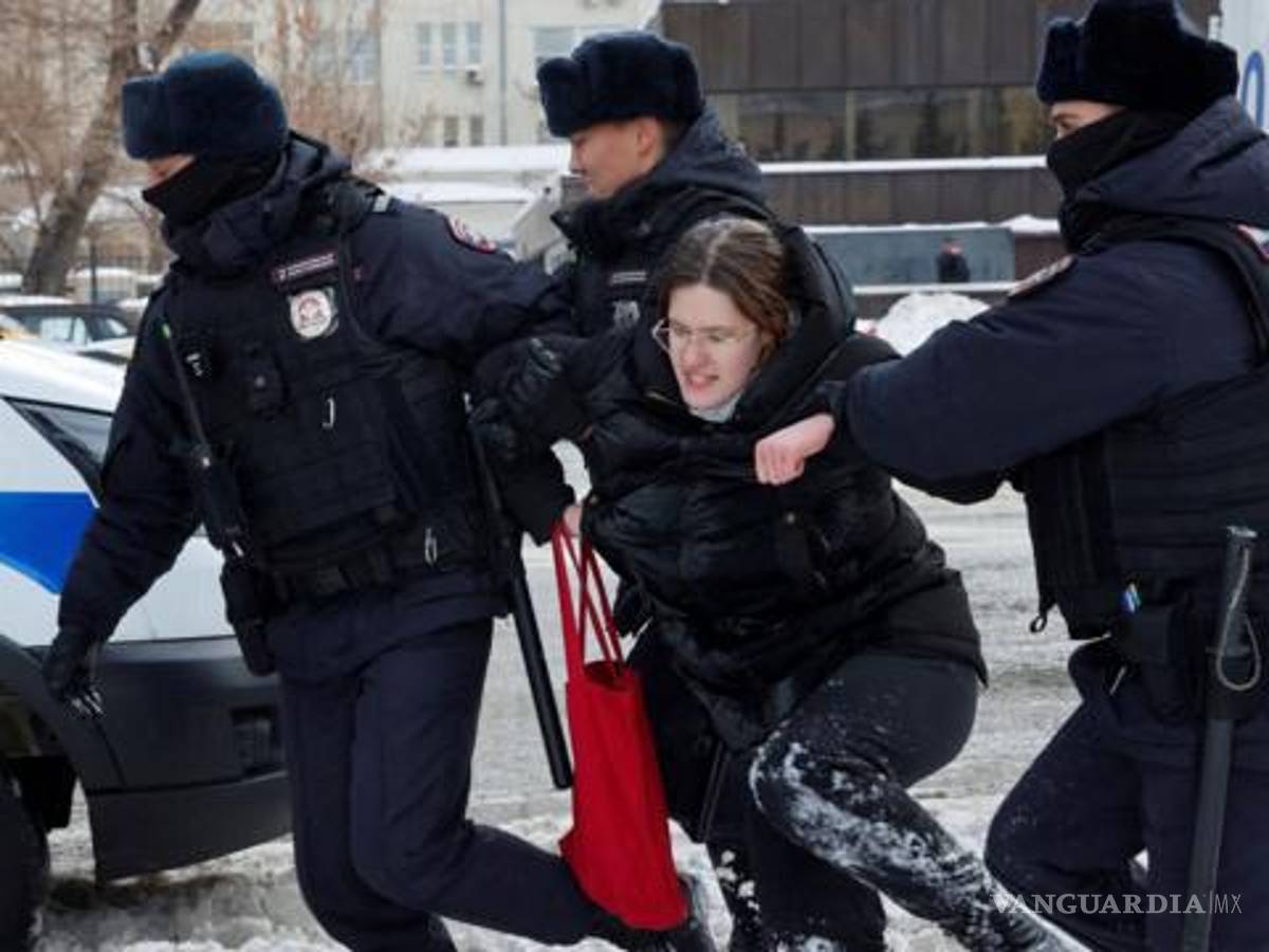 $!Más de 150 terminan en la cárcel en Rusia, por homenajes a Navalny