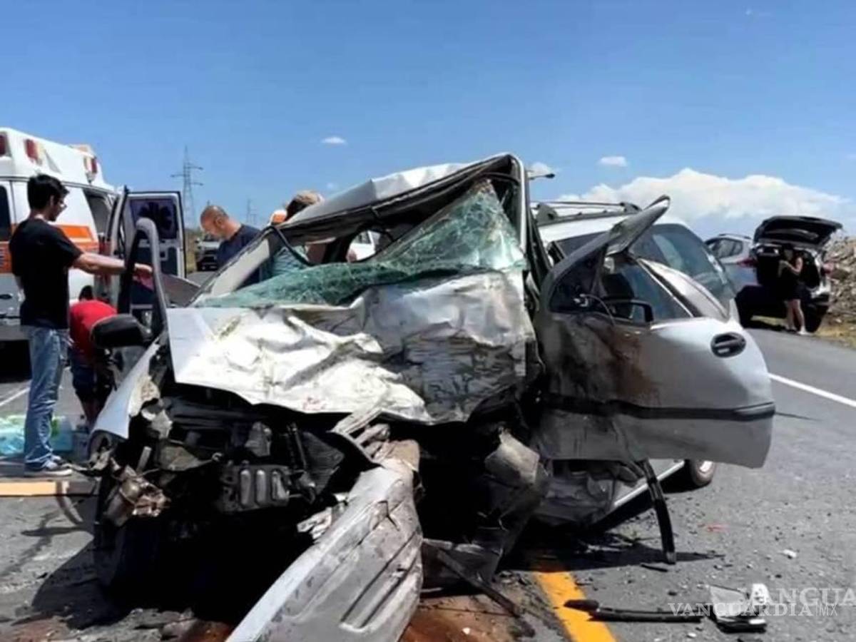 $!En primera instancia, viajeros auxiliaron a los lesionados en el accidente.