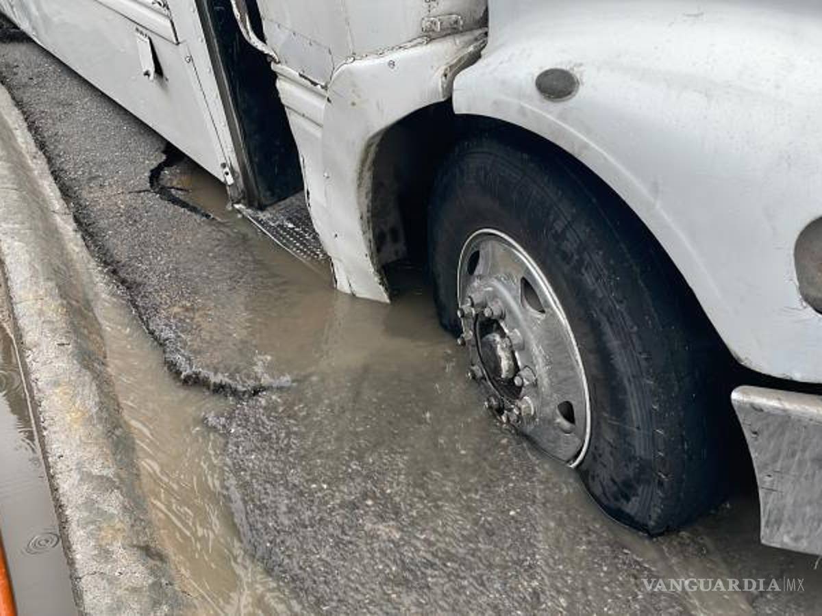 $!La llanta quedó atorada en el bache.