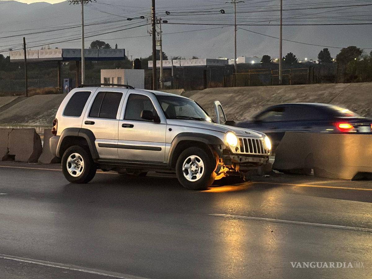 $!El choque múltiple provocó que varios fragmentos de concreto quedaran sobre la vía.