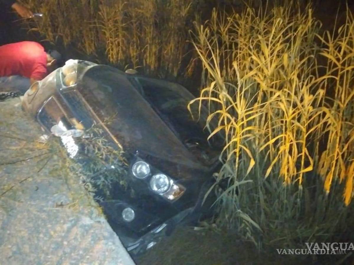 $!El auto tuvo que ser retirado con grúa.