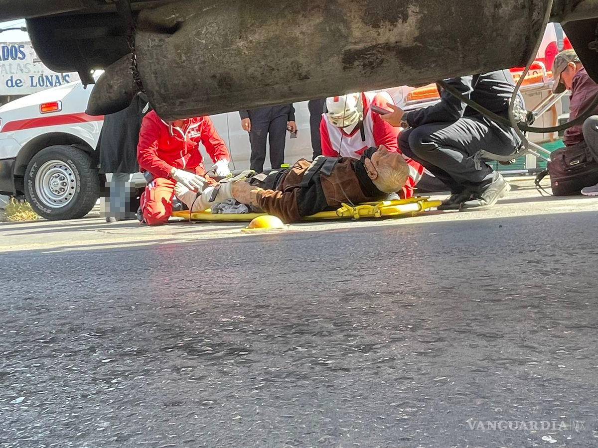 $!La grúa se preparó para llevar el camión involucrado a un corralón, en espera de la investigación para determinar responsabilidades.