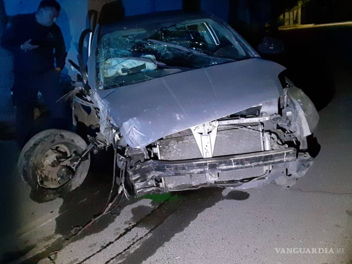 $!Estrella su vehículo; huye para evitar detención