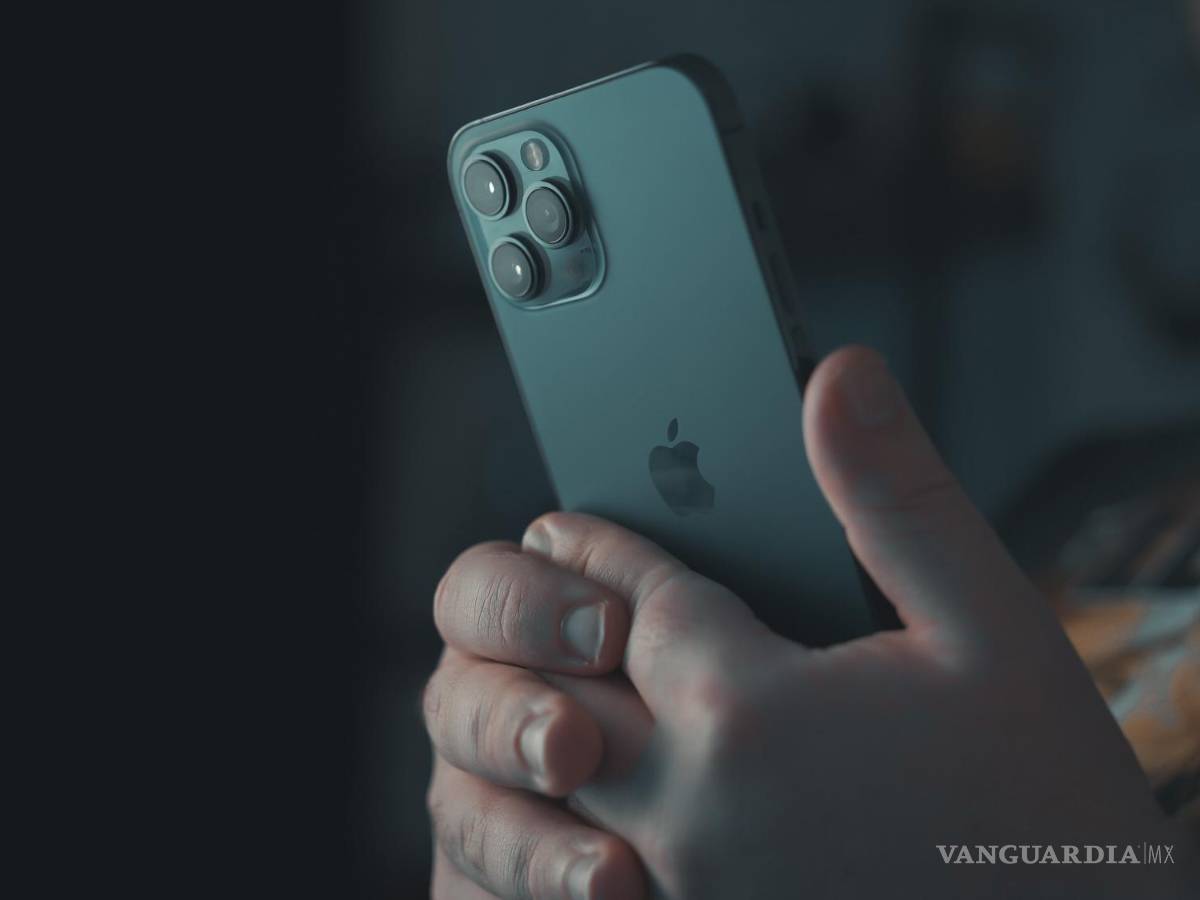 $!Por mucho que nos lamentemos de la relación obsesiva, agonizante y necesitada que nuestros hijos tienen con sus teléfonos, es este el que nos permite a los padres despreocuparnos.