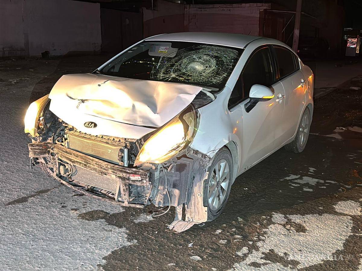 $!El accidente se registró durante la madrugada de este domingo en el cruce de las calles Emeterio González y bulevar Otilio González.