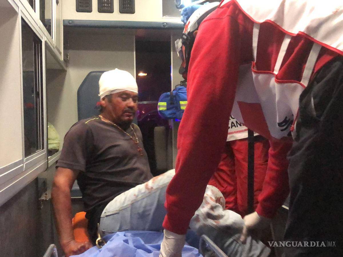 $!Paramédicos de la Cruz Roja llegaron al lugar y evaluaron al herido, decidiendo trasladarlo a un hospital para su pronta atención médica, ya que la herida necesitaba ser suturada.