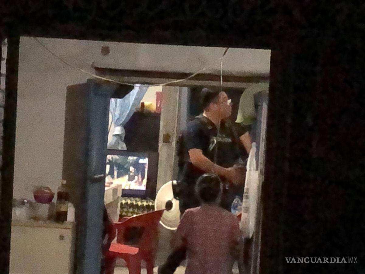 $!Policías investigan en los domicilios cercanos.