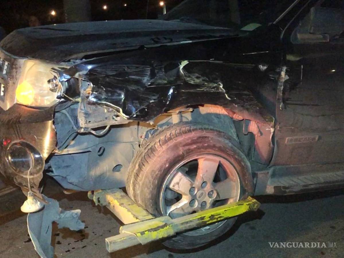 $!Chocan taxista y conductor en Saltillo, casi se agarran a golpes