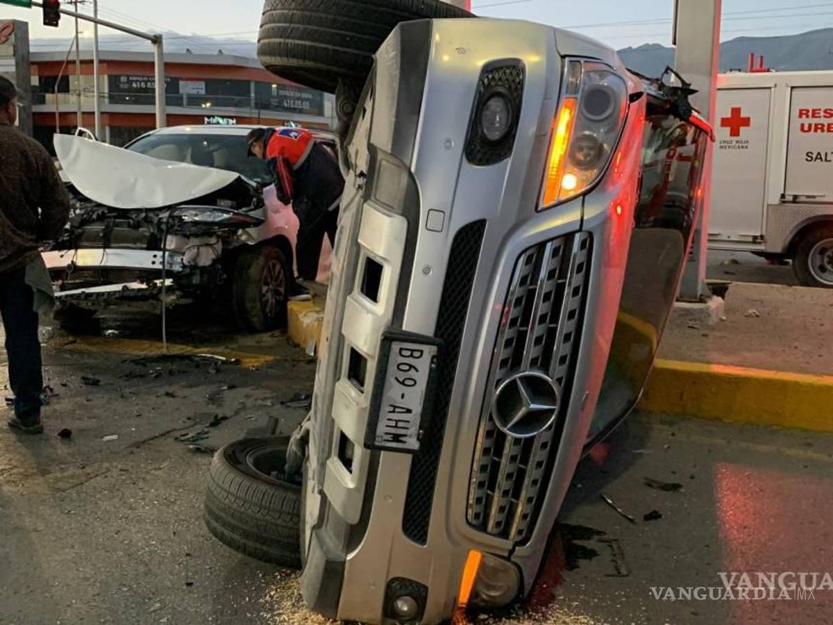 $!La camioneta volcada tiene placas de la Ciudad de México.