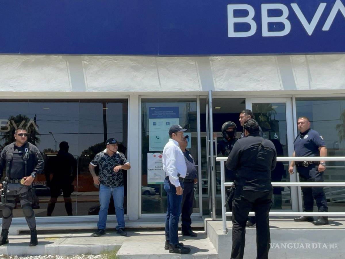 $!Los ladrones huyeron luego de obligar a los cuentahabientes a tirarse al piso; el vigilante fue golpeado con la cacha de una pistola.