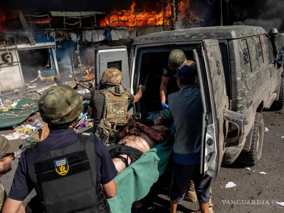 $!Paramédicos suben a un herido a una ambulancia luego de un ataque con misil ruso en un mercado al aire libre en la ciudad de Konstantinovka, Ucrania.