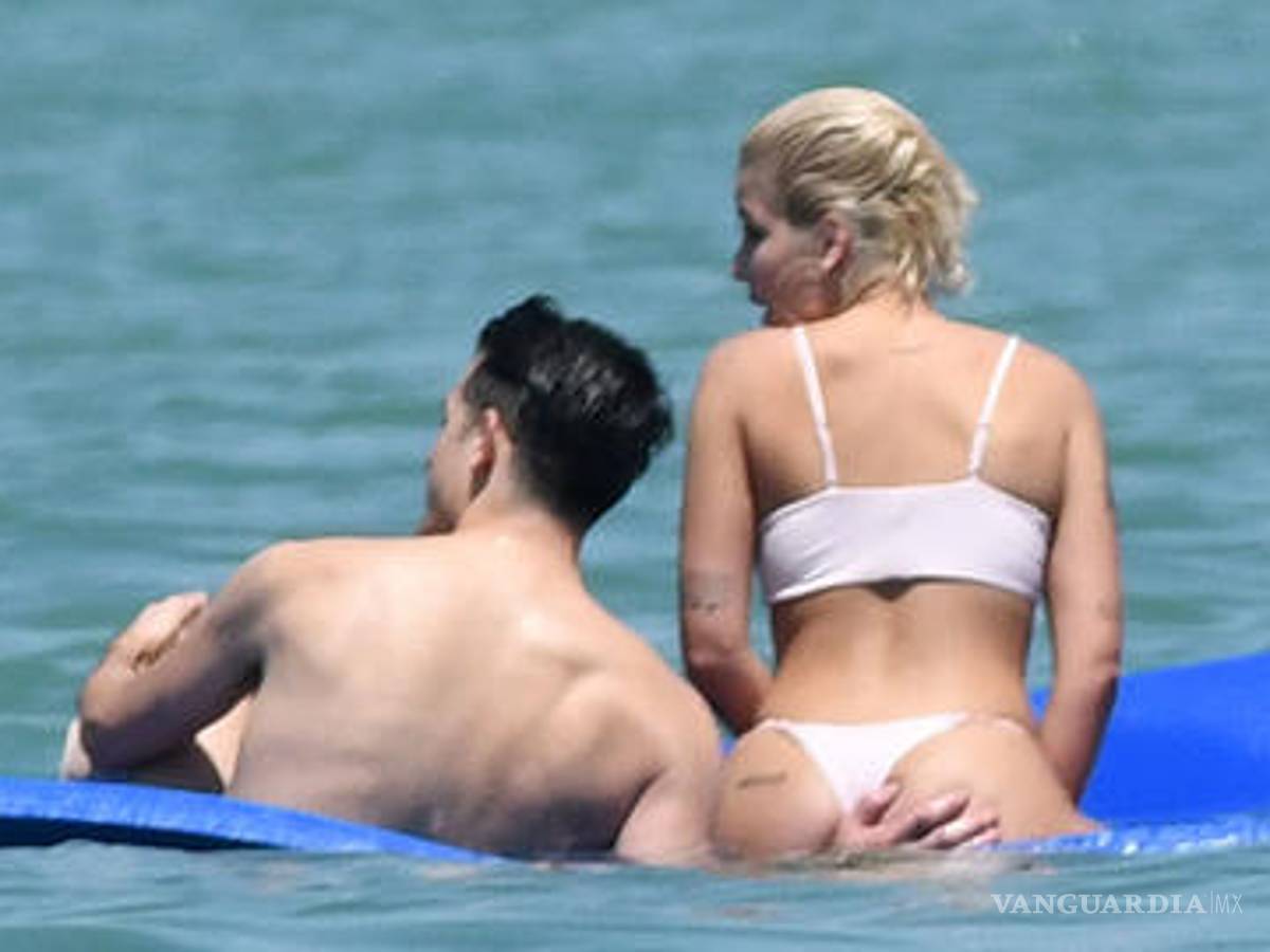 $!Captan a Halsey con atrevido bikini