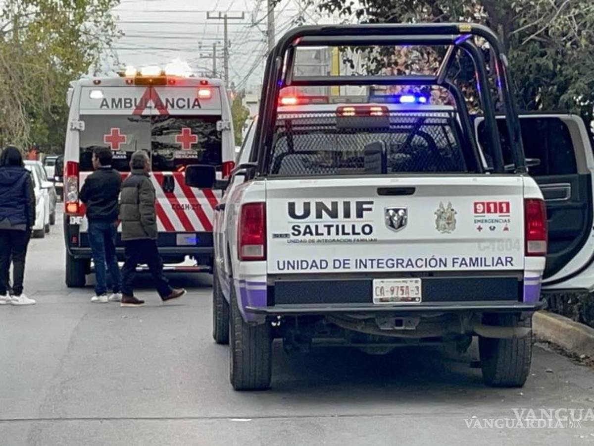 $!Agentes de la Unidad de Integración Familiar y la Cruz Roja atendieron la denuncia en la colonia Magisterio Sección 38.