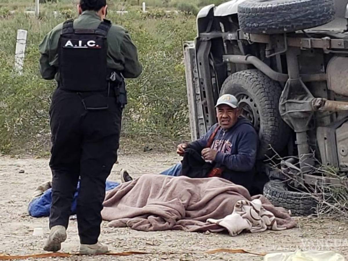 $!El hombre permanecía al lado del cadáver de su esposa, luego de accidentarse en la carretera a Torreón.