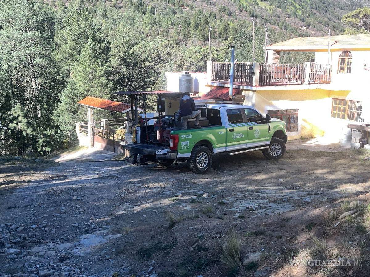 $!Personal especializado inspecciono los daños causados por el cortocircuito en una de las cabañas afectadas.